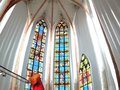 Die Leuchtkästen der ehm. Chorfenster wurden mit Hilfe von Flaschenzügen vor die verschatteten jetztigen Kirchenfenster gezogen 